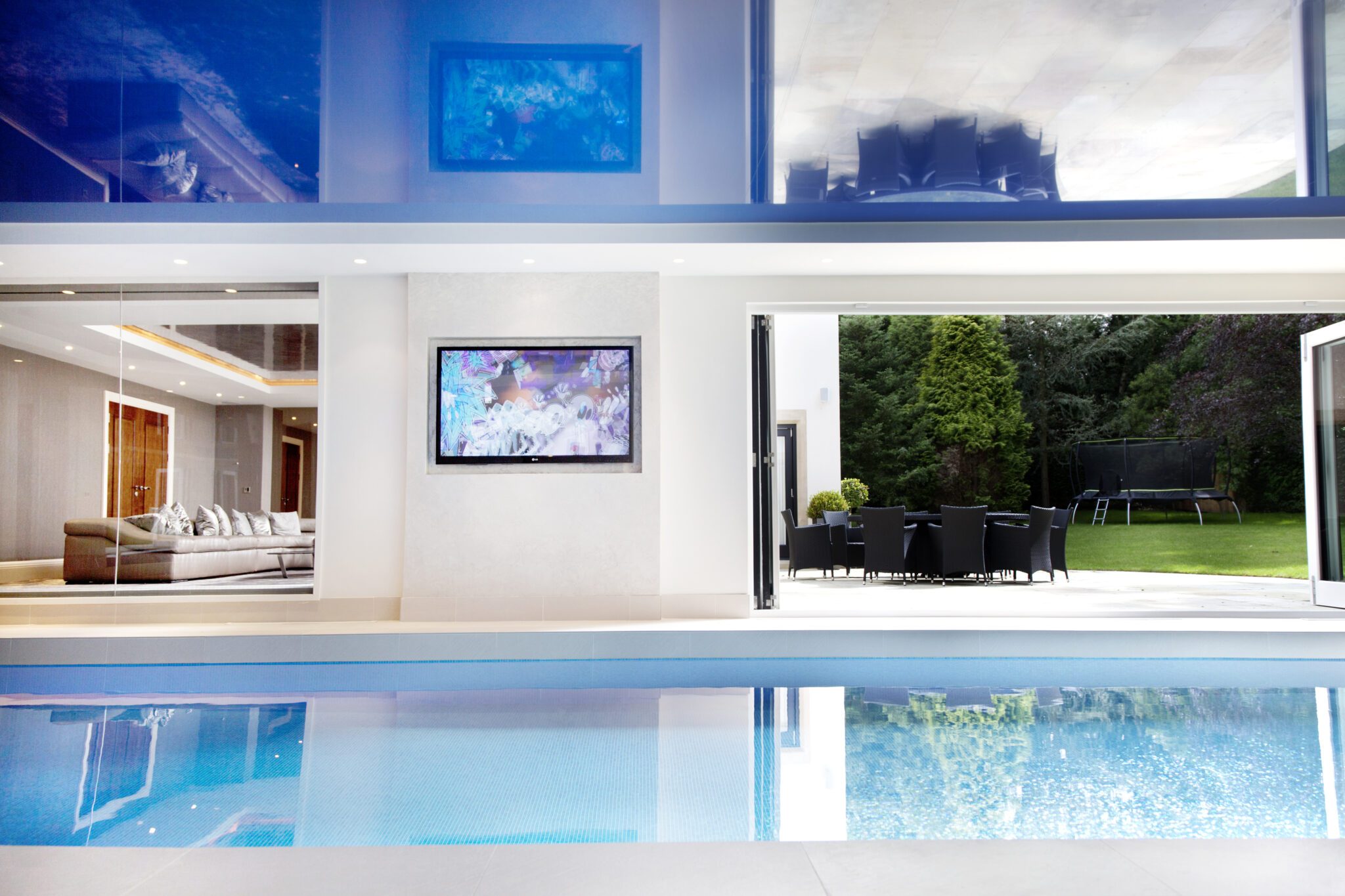 Collar House Pool & Lounge